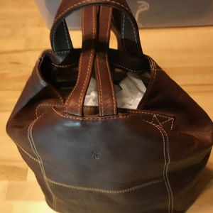 Frye Mens Unisex leather sling backpack